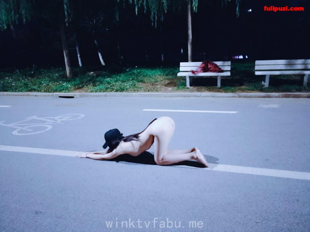 推特小美女【一只小怪兽】大尺度福利 马路全裸跪爬&4P勇战三屌【199P+28V/287M】