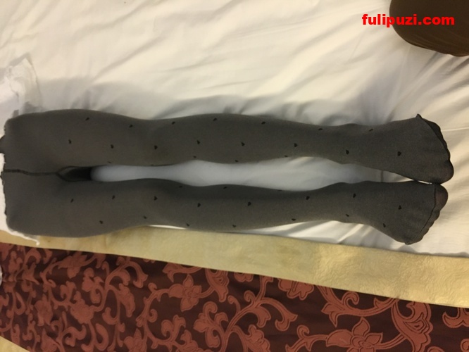 经典靴下绅士系列4：苗条的妹子逼被掰的好开！也不怕掰撕了啊【862P+177V/14.6G】