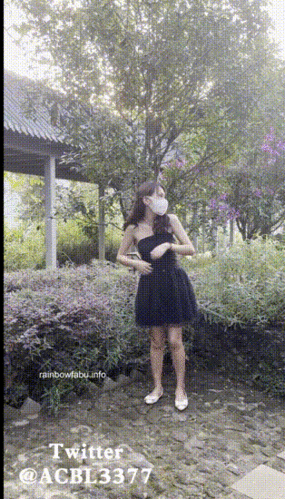 推特露出女神【爱吃菠萝】会员福利群挑战公园全裸散步寻找衣服【1V/3.19G】