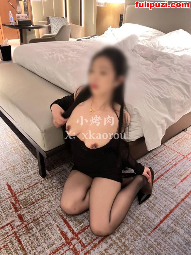 推特淫妻母狗福利姬美女 小烤肉与烤肉爸爸@kaoroubaba口交吞精3P【374P+26V/5.06G】