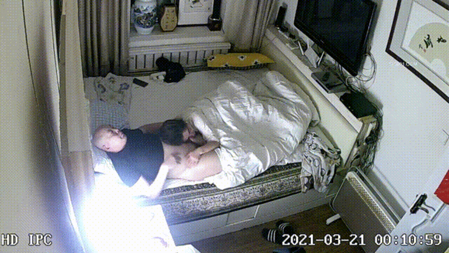 超强乱伦！家庭摄像头破解 女儿回娘家睡到半夜被光头爸爸叫起来操逼【4V/1.78G】
