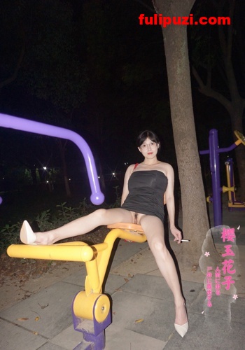 草榴女神樱玉花子国庆献礼新作！漂亮的花子国庆前广场红绿灯露脸外拍漏出【30P/33M】