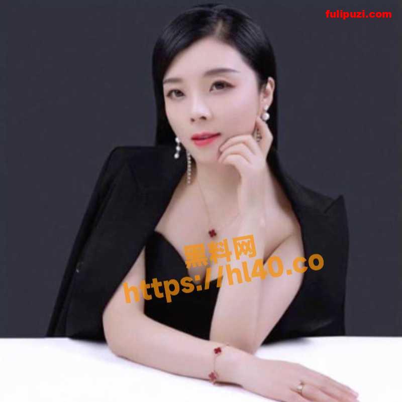 摄像头实拍河北某婚纱摄影店女老板长达2年偷情记录 沙发上倒栽葱式做爱【28V/4.96G】