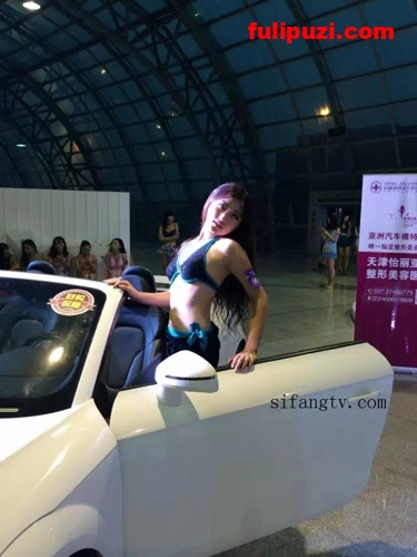 【大学萌妹定制自拍系列2】挺有气质的大学车模美女【90P+10V/1.4G】