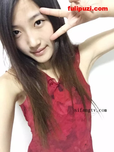 【大学萌妹定制自拍系列2】挺有气质的大学车模美女【90P+10V/1.4G】