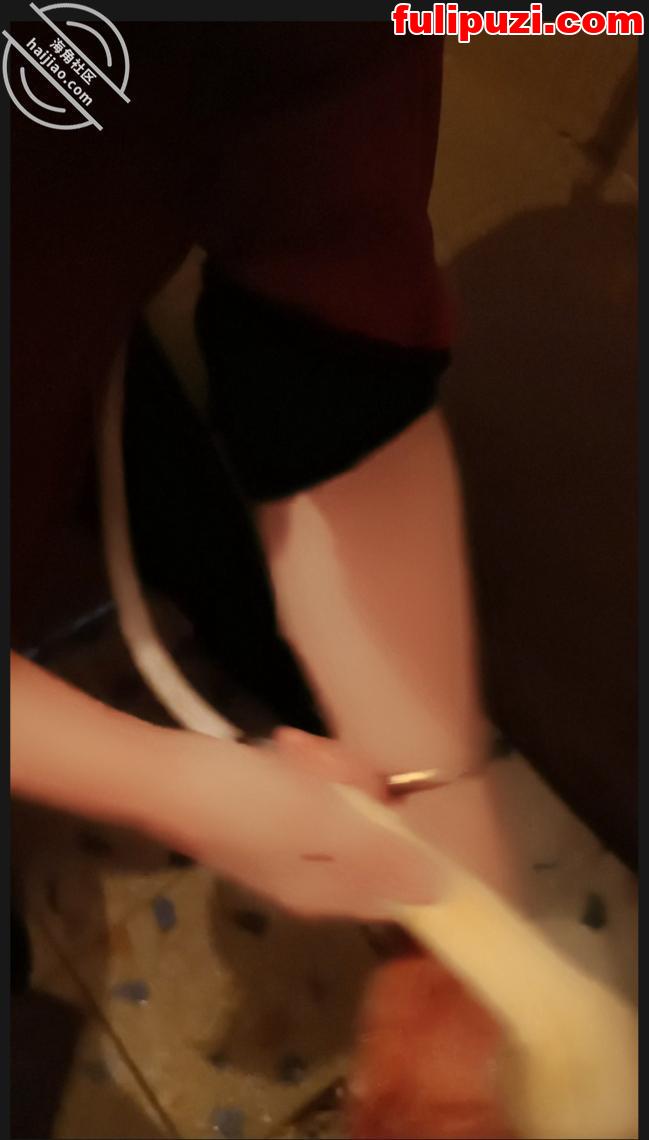 海角大神【与母缠绵】刺激母子乱伦后续1 妈妈跟姥爷打电话我在摸老妈的逼【76P+18V/1.21G】