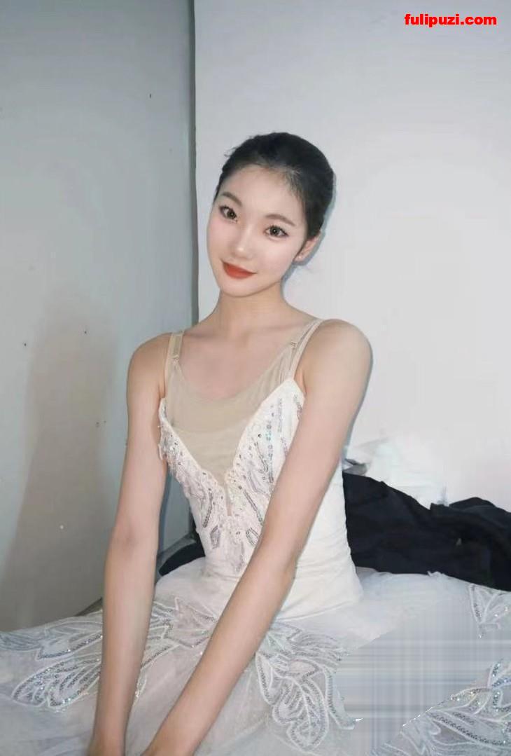北京市海韵艺术学校芭蕾舞妹子 胡妍慈给金主定制裸舞还偷拍舞伴换衣【7P+1V/106M】