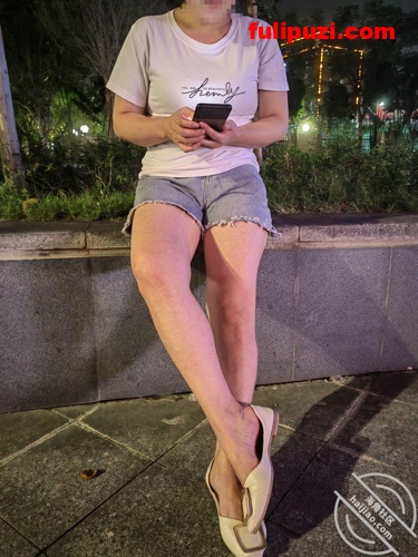 海角大神【披风少年爱老妈】乱伦史 黑丝肛塞齐上阵骚逼屁眼双洞齐入干哭老妈【732P+23V/1.4G】