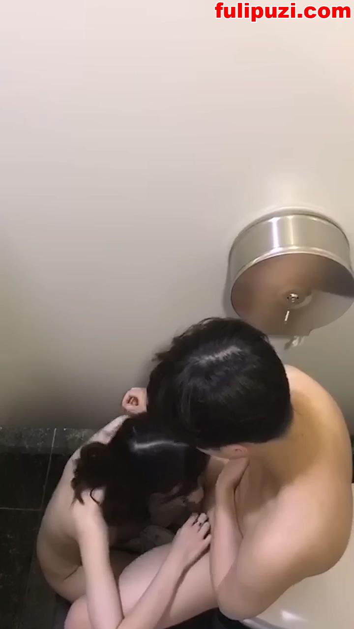 极品奇葩稀缺！大开眼界！500+部各种直播走光+公共场所啪啪被偷拍小视频【533V/16G】