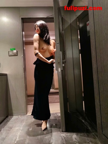 微胖天花板！ 超级反差的眼镜妹【恋瑾】户外超诱惑发骚露出，微露脸【53P/23M】