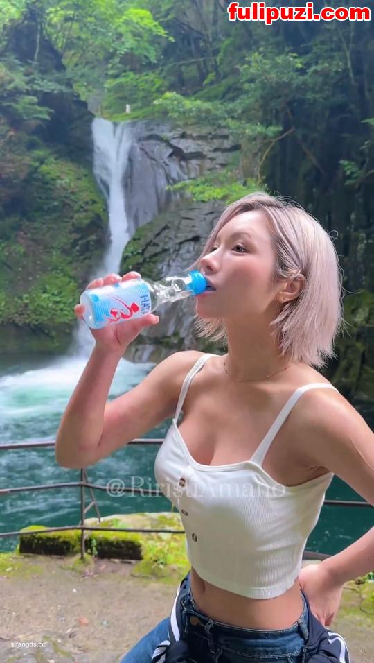 推特超人气潮喷女王【RirisuAmano】 爆发式潮喷堪比高压水枪呲了一镜子【30V/24G】
