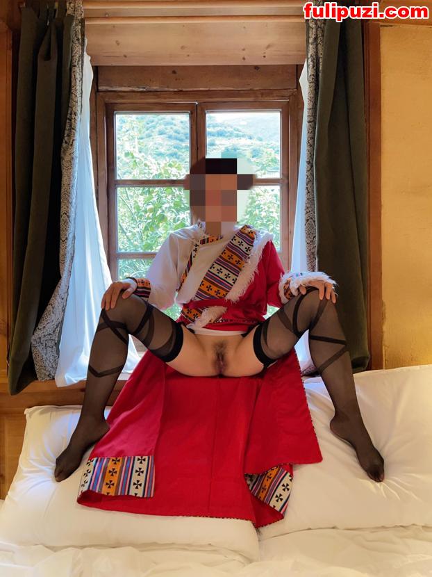 草榴博主【一撸由你】福利帖合集 长腿美娇妻海滩露处性感瑜伽裤交换4P【1011P/506M】