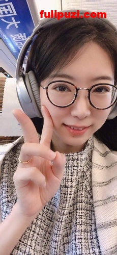 高颜值眼镜妹反差婊吴梦菲全集泄密 餐厅从容露奶一战封神【15P+23V/59M】