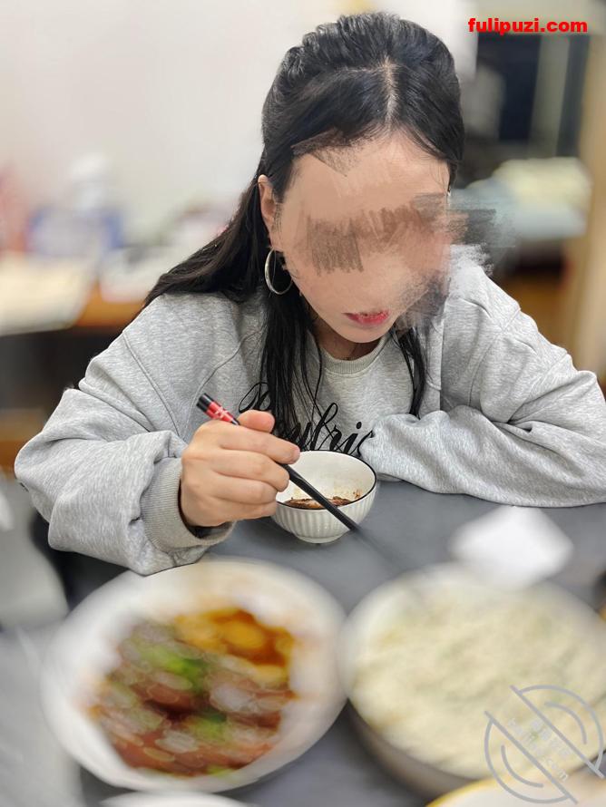 海角大神玩弄丰乳肥臀的少妇邻居全记录 老公在家睡觉跑出来被我操夹着精液回家【939P+50V/4.92G】