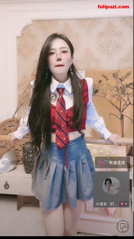 抖音网红【龙宝宝】稀有玩法 广场学老大爷打太极边打边放尿瞬间湿了【63V/2.7G】