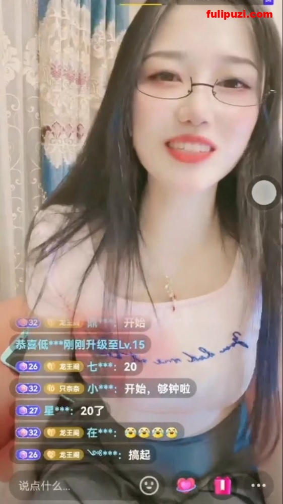 抖音网红【龙宝宝】稀有玩法 广场学老大爷打太极边打边放尿瞬间湿了【63V/2.7G】