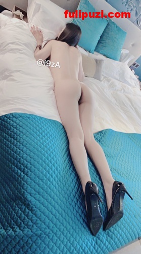 专注人前露出勾引老大爷 长腿露出女神【浅笑心柔】推特牛x露出作品【560P+243M/967M】