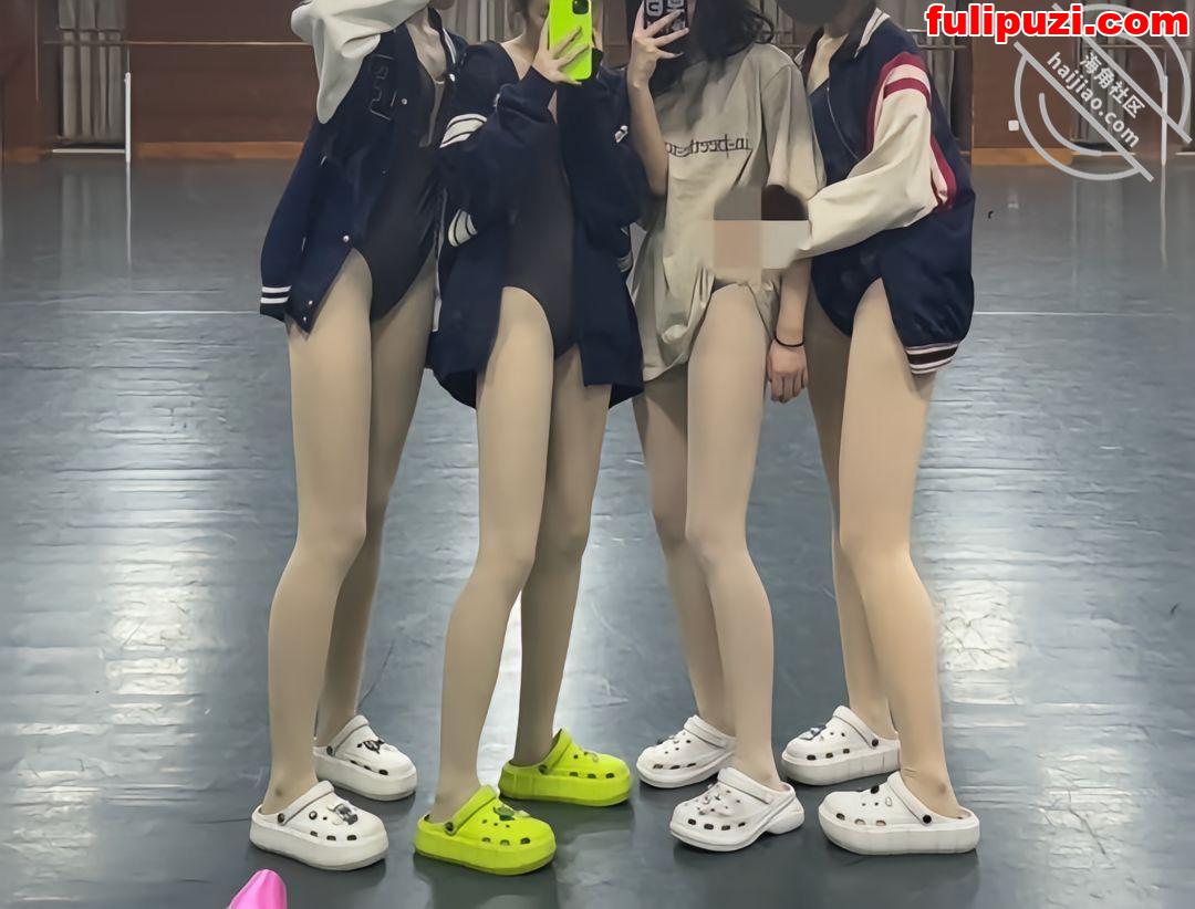 海角【19岁女儿小亚】乱伦后续 女儿穿她闺密的包臀裙让她叫叔叔【117P+9V/1.66G】