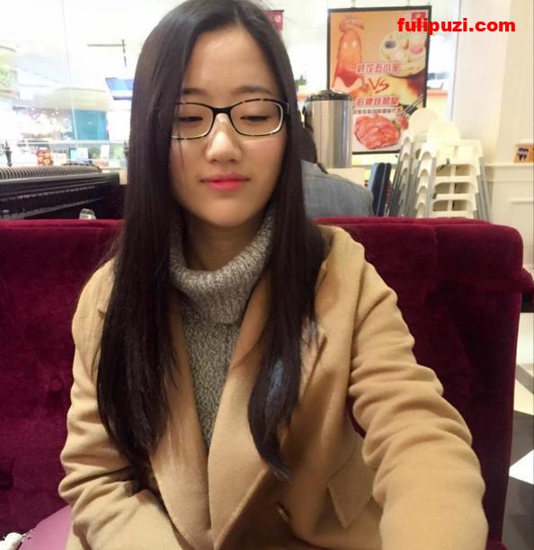 大三学生会眼睛娘小冰泄密 文静的外表一副三好学生的样子内心无比淫荡【413P+15V/3.7G】
