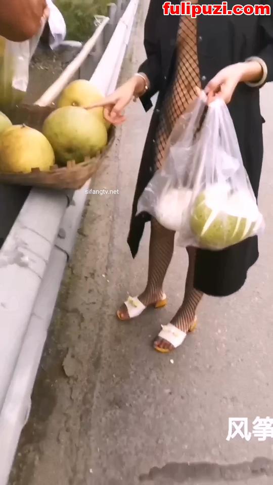 极限露出天花板 反差婊【风筝断了线】全裸买水果戴着各种自慰道具裸行路边性爱【2V/1.9G】