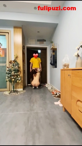 詹姆斯球衣露出+纸箱放置露逼！ 推特极品反差婊【重庆小婊妹】日常私拍福利【60P/18M】
