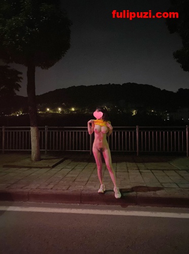詹姆斯球衣露出+纸箱放置露逼！ 推特极品反差婊【重庆小婊妹】日常私拍福利【60P/18M】