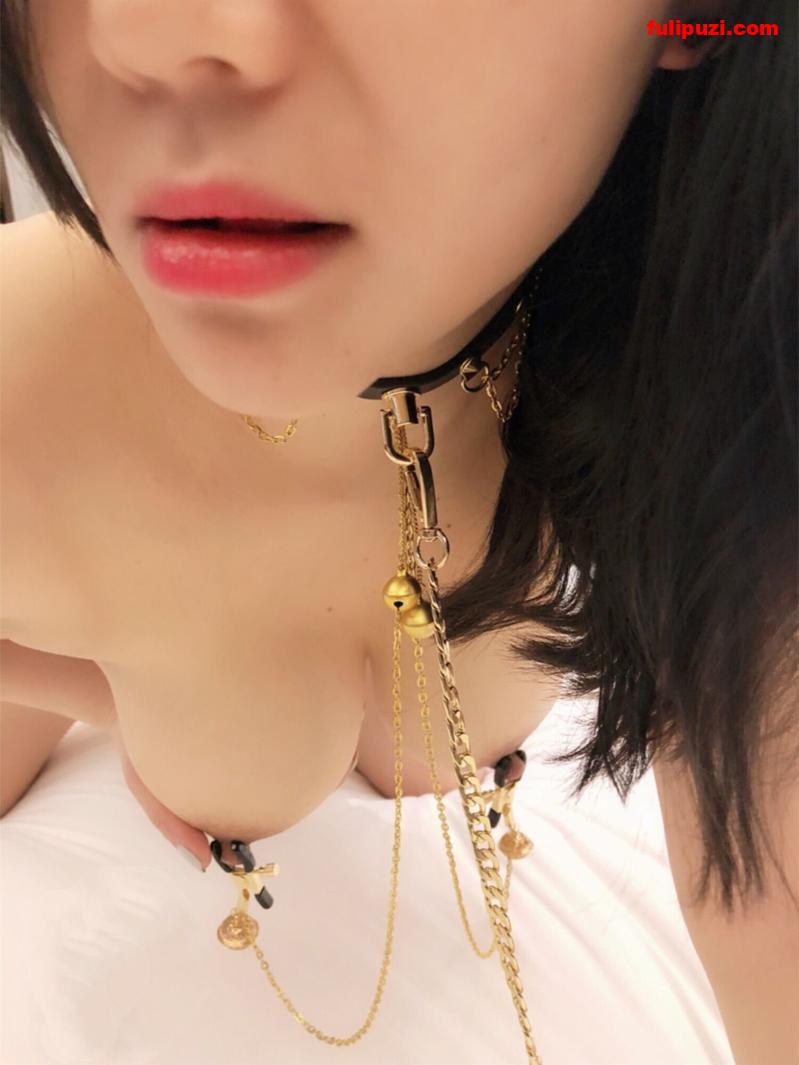 网红夫妻【宝宝米奇】推特淫乱啪啪啪 5男1女群P&被黑人无套内射【300P+110V/632M】