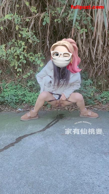 骚逼娇妻【家有仙桃妻】推特福利自拍 水果摊前露出买水果大爷一旁看傻了【269P+3V/106M】