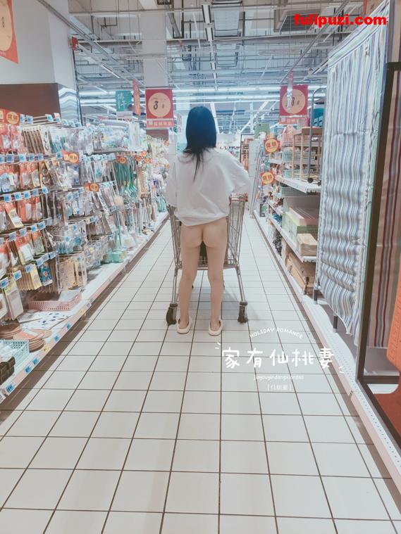 骚逼娇妻【家有仙桃妻】推特福利自拍 水果摊前露出买水果大爷一旁看傻了【269P+3V/106M】