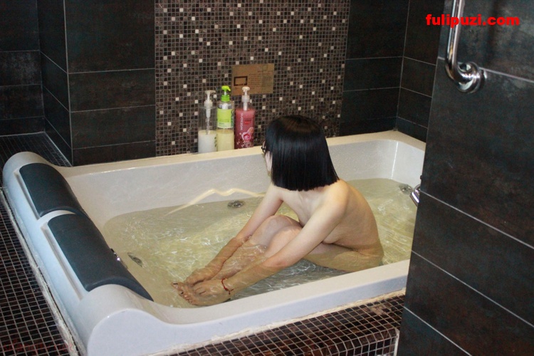 极品反差婊系列2：眼镜妹苏州刘晶晶大尺度露脸私拍套图【468P/3.2G】