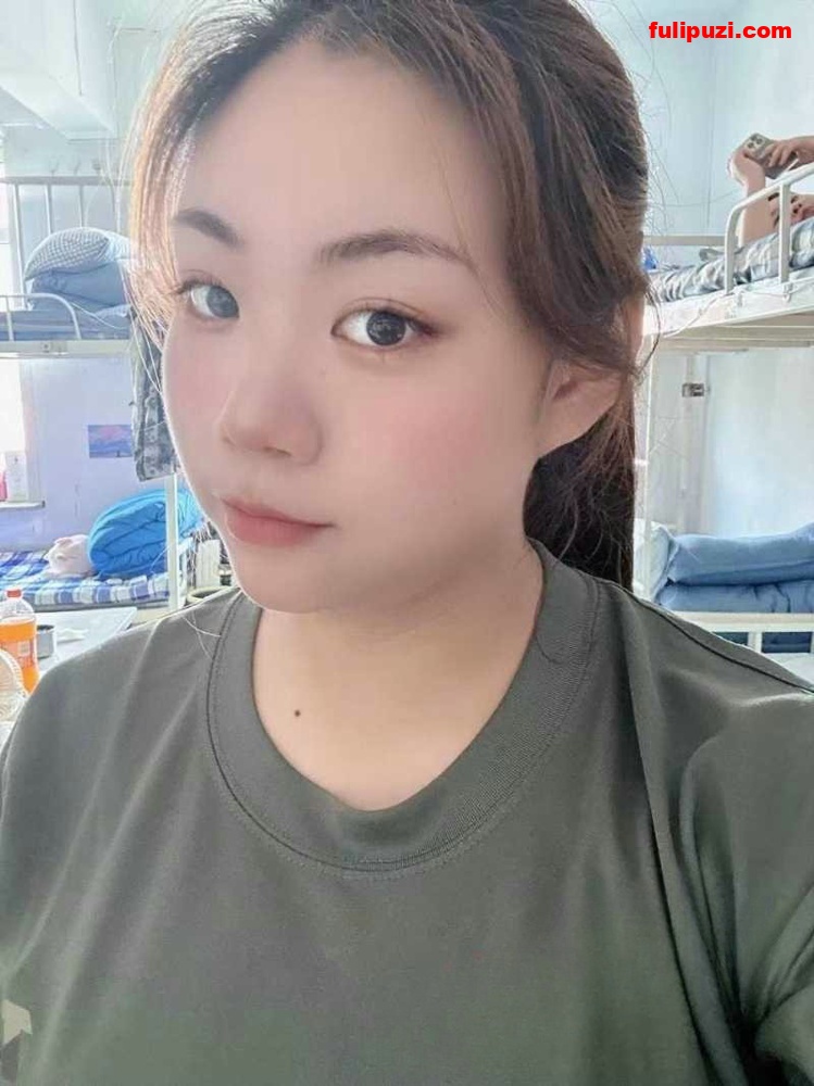 热门瓜！真敬业！西北民族大学女大学生吊带姐军训跳舞多次露大奶淡定跳完！【5V78M】