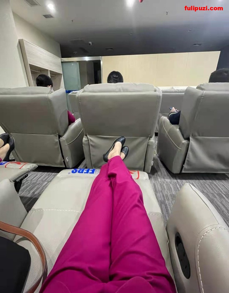 南航现役空姐【月野兔mmy】推特福利 头等舱专属服务给VIP客户口交乳交【105P+125V/377M】