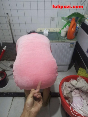 收费论坛超强乱伦首发！牛逼大了叔叔在客厅我在厨房操婶婶！【53P+10V/392M】