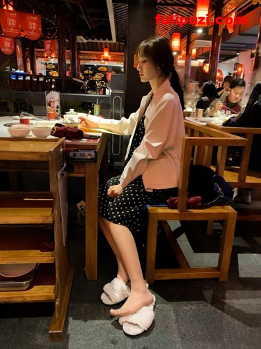都市帅男靓女不雅淫乱生活泄密流出 高颜值江大校花美足时尚美女私下如此骚试衣间口交【238P+1V/2.21G】