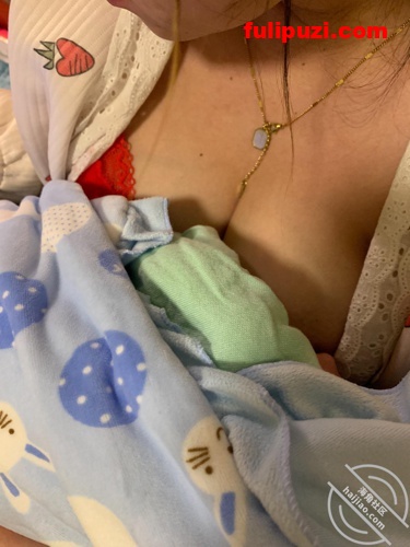 收费论坛超强乱伦首发！拿下哺乳期的长腿丝袜嫂子！做爱喂奶颜射口暴毒龙吞精【1800P+89V/12G】