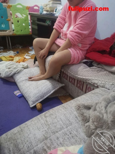 收费论坛超强乱伦首发！牛逼大了叔叔在客厅我在厨房操婶婶！【53P+10V/392M】