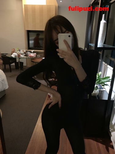 都市帅男靓女不雅淫乱生活泄密流出 高颜值江大校花美足时尚美女私下如此骚试衣间口交【238P+1V/2.21G】