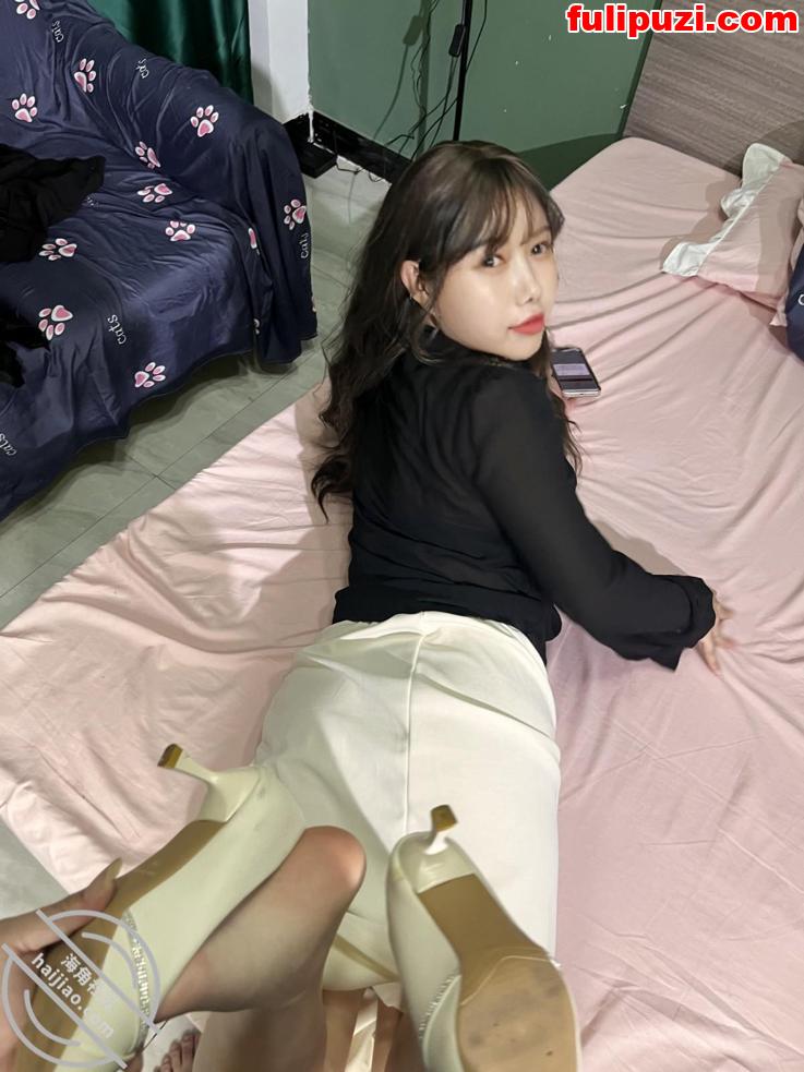 海角【舅妈的爱情故事】乱伦后续3 老A8妈妈上位忘情摇晃怒含儿子鸡巴【340P+10V/2.4G】