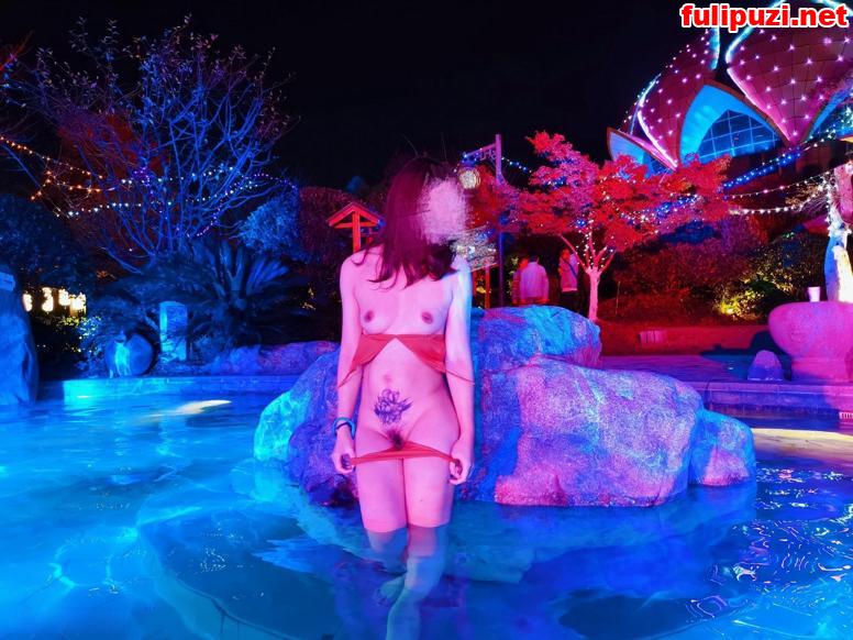 推特反差人妻【爱露小娇妻】喜欢多人露出 餐厅大胆透视装前后夹击渔网装3P【206P+4V/】