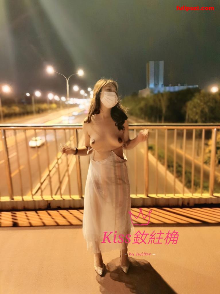 推特露出女神【Kiss钕紸桷】超强福利 公园长椅全裸晒逼&麦颂KTV全裸高歌【543P+196V/1.28G】