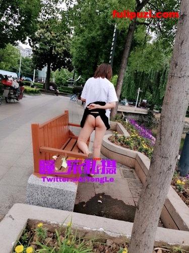 绝版福利！公园露B水果摊暴露 推特暴露狂人妻【AI瞳乐】的露出记录【329P+425V/3.14G】