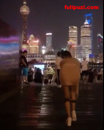 真空出行胸前激凸惹人遐想！推特大胸女神小恩爱绝版露出自拍作品集【88P+5V/33M】