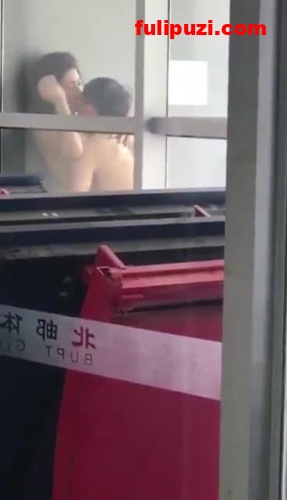 百度热搜最近很火的北邮体育馆事件两个年轻情侣居然拿体育馆当炮房【1V/55M】