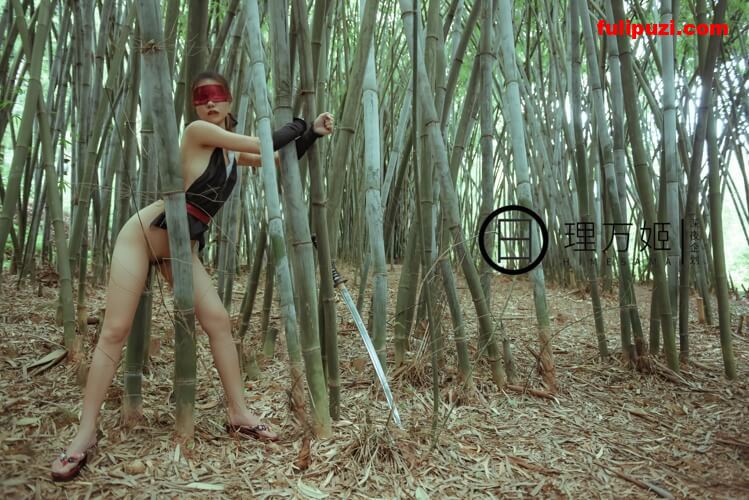 推特红人理万姬 -无惨！女武士竹林露出×放尿解禁【31P/126M】