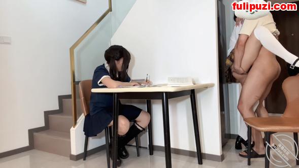海角继父【我是奶气草莓】和女儿乱伦合集后续2 女儿在旁边写作业我偷偷摸摸操着她闺蜜【335P+5V/1.37G】