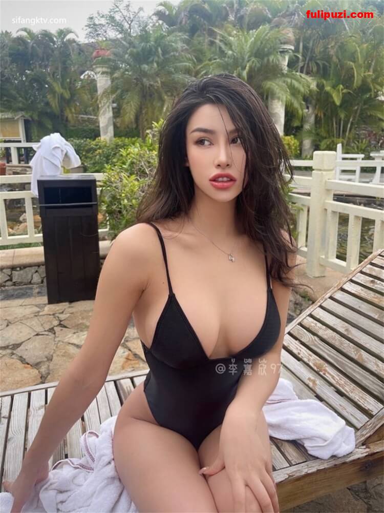 网红李嘉欣微密圈2888VIP付费福利 丰唇+巨尻太诱人了【696P+49V/1.6G】