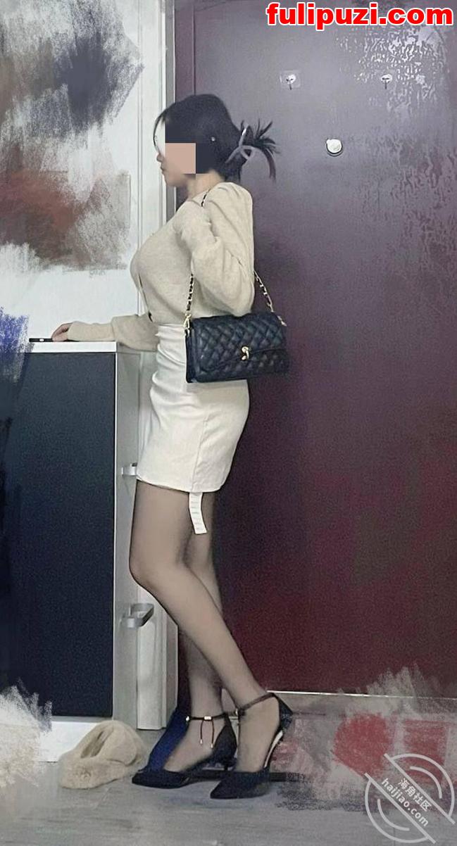 海角网红巨乳表姐住我家乱伦合集 表姐刚下班就被我按在门口爆操喷水满地板【428P+14V/2.2G】