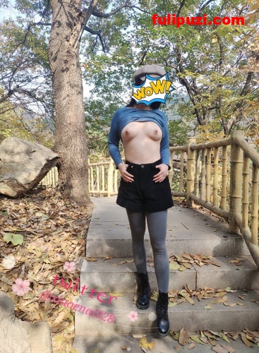 真空出行胸前激凸惹人遐想！推特大胸女神小恩爱绝版露出自拍作品集【88P+5V/33M】