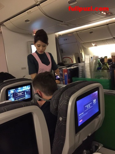 空姐系列8：脸蛋精致长相甜美的华航空姐Qbee张比比私拍视讯流出【110P/4V+595M】