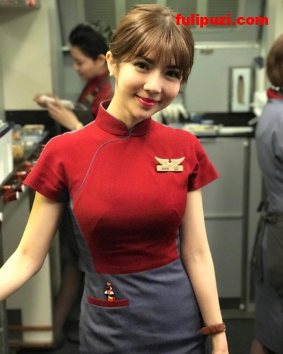 空姐系列8：脸蛋精致长相甜美的华航空姐Qbee张比比私拍视讯流出【110P/4V+595M】